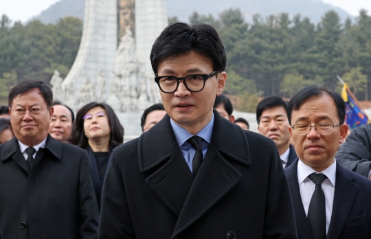 한동훈 국민의힘 비상대책위원장이 2일 오전 국립대전현충원을 찾아 참배하고 있다.연합뉴스